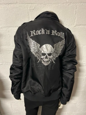 Vadderad jacka storlek L - Helt ny tuff vadderad  jacka i storlek L.