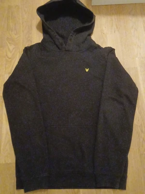 Svart lyle and Scott hoodie - Storlek 14-15 år. Svart. Inga skador 