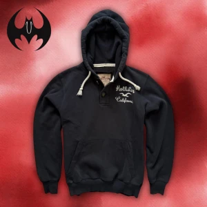 Svart hoodie Hollister med tryck - Svart hoodie med tryck och vit bodrad text på bröstet från hollister | Mycket bra skick | Size S recommended | Längd: 65cm Axelbredd: 45cm Armlängd: 64cm | Modell 162cm, 60kg