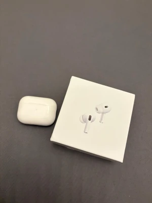 AirPods Pro  - Helt nya AirPods Pro med väldigt bra ljud. Fick det som present. 