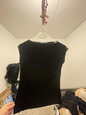 Svart 157lager tröja  - kortärmad svart tröja i storlek S