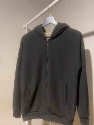 Päls koften som är svart och ljusbrun inne - Enkel och fin kofta som är väldigt skön nu i vintertider. Köptes i slutet av mars i år men har inte användes sen sommaren. Insidan är ljusbrun, jättemjuk och varm. Den är S men passar sitter som M ungefär!