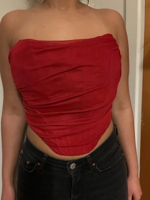 Röd julig/festlig korsett med dragkedja - Säljer en snygg röd julig/festlig korsett med dragkedja. Passar både S och M och är i väldigt bra skick!