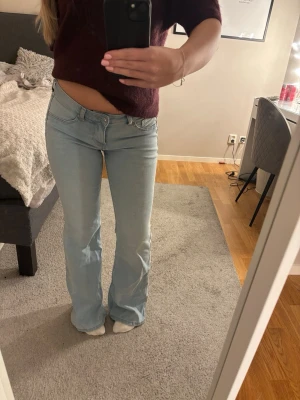 Ljusblå bootcut jeans låg midja - Säljer ett par ljusblå jeans med bootcut passform och låg midja. Jeansen är i ett väldigt bra sick utan inga tecken på användning. 