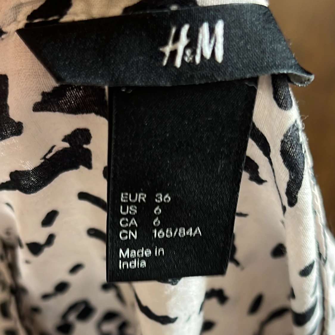 Beige/rosa och svart leopard blus från H&M - 2