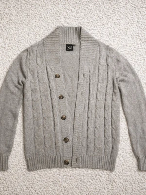 Cardigan - Säljer denna riktigt snygga Straight Up cardiganen i grå. Skick - 10/10. Storlek M. Perfekt som julklapp eller till vardags.