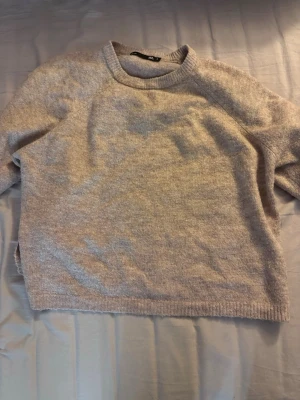 Stickad tshirt - Stickad tshirt från lager 157, tröjan är i storlek S och är beige. Bra skick.