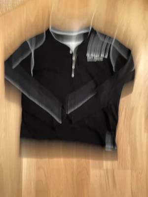 G star tröja - As fet g-star tröja som tyvärr har gått sönder lite högst upp. Storlek M