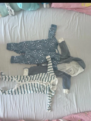 Barnkläder jumpsuit sparkdräkt - Sparsamt använda jumpsuit för barn. Djur/rökfritt hem. Säljes som paket. Strl 62/3-6månader. 