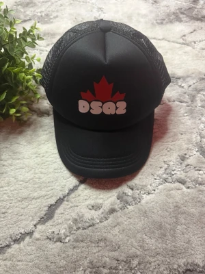 DSQUARED² Keps - DSQUARED² 🧢 - Storlek: Justerbar📏  - Skick: 9/10♻️   - Pris: 250kr💵   - Färg: Svart/Röd - Frakt: Fraktas samma dag, anländer till ditt hus inom 3-4 dagar🚚   Tveka inte att skriva vid minsta fråga!💭