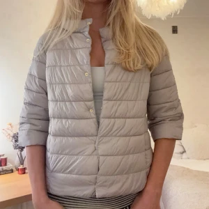 Kortärmad dunjacka - Såååå fin dunjacka med kortare ärm! Storlek M men tajt modell så passar bra på S också🧡
