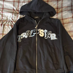 Svart Trapstar hoodie med dragkedja - 300st för byxor och tröja men 350 om man köper båda tsm.