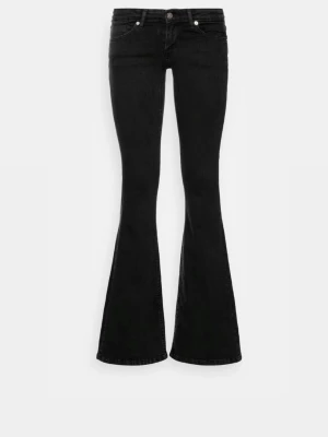 Svarta bootcut jeans från ONLY - Svarta jeans från ONLY i bootcut-modell med utsvängda ben och klassisk femficksdesign. Jeansen har normal passform och är tillverkade i ett mjukt bomullsmaterial med lite stretch för extra komfort. Perfekt för dig som gillar retrovibbar och vill ha en snygg siluett. Köpte för 789kr!❤️