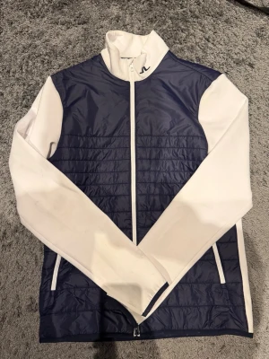 J Lindeberg hybridjacka - J.Lindeberg hybridjacka. Mycket bra skick. Lite smutsig men går att tvätta