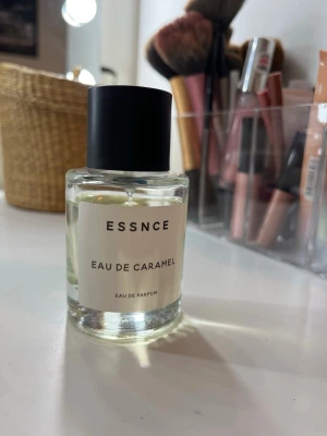Essnce Eau de Caramel parfym - Modern Eau de Parfum med stilren design från ESSNCE. Perfekt för dig som vill sticka ut med en unik doftprofil. Flaskan är enkel att ta med i väskan och passar till alla tillfällen.