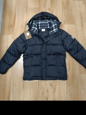 Burberry Jacka – Priset kan diskuteras  - Den är helt ny och har aldrig använts. Det är bara att skriva om det finns några frågor eller funderingar. Priset kan diskuteras. Fraktar inom 24H 