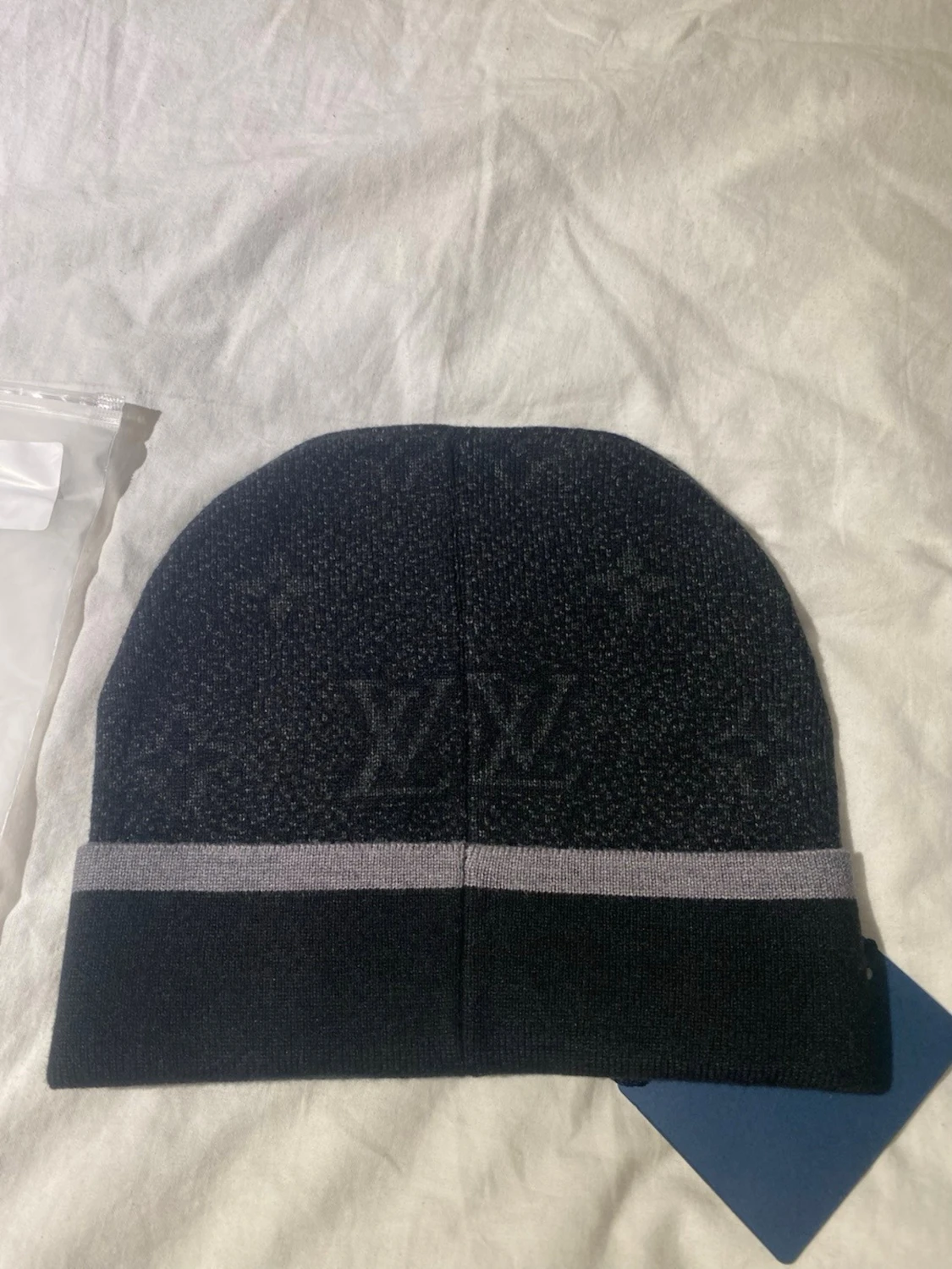 Svart grå mössa med logga - 2