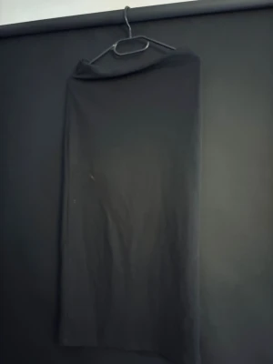 svart kjol - säljer en svart långkjol, den slutar vid mitten av smalbenen på mig och är 165. den är lite smutsig så säljer billigt