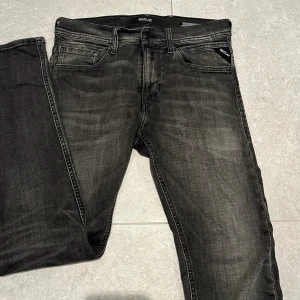 Replay svarta jeans tapered fit - Snygga svarta jeans från Replay modell anbass. Storlek L30 och w28 
