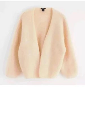 Beige kofta från Lindex  - Xs/ S. Säljer då den är för liten, kan tänka mig att byta mot M också💞använt fåtal gånger 