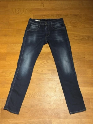 Replay Anbass Hyperflex jeans blå - Tjena! Säljer ett par Replay Anbass Hyperflex som är tvär sköna och otroligt snygga! Jeansen är som nya och har använts ett under 3 gånger. Tveka inte om att höra av dig om du undrar något!🔥