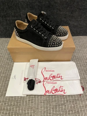 Christian Louboutin skor - Hej! Säljer nu dessa nästan nya Louboutin skor. Skorna är super rare och knappt använda. Nypris 8500kr! Hör av dig vid frågor. 41 passar 42