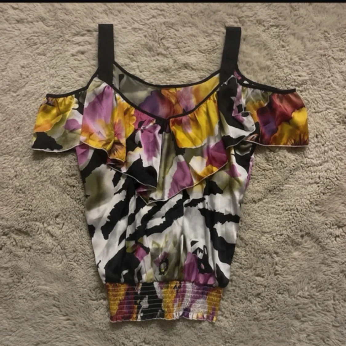 Blommig offshoulder blus med volang