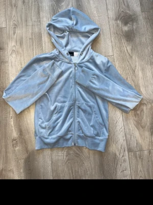 Mycket skön kofta  - Kofta med dragkedja från Gina Tricot. Mycket skön! Snörning till huvan saknas 