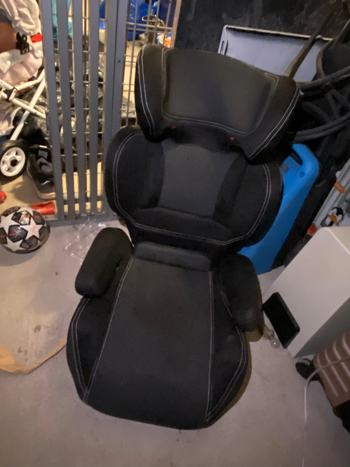 Svart rutig bilbarnstol med armstöd - 5