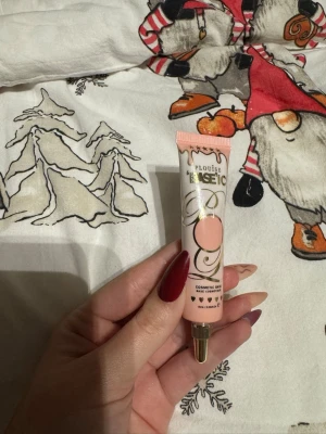 P.Louise BASE'IC primer i ljusrosa - P.Louise BASE'IC primer i en söt ljusrosa tub med guldfärgad applikator. Perfekt som bas för ögonskugga eller för att jämna ut hudtonen på ögonlocken. Tuben rymmer 15 ml och har snygg design med guldiga detaljer.