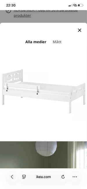 Ingen väst på bilderna - Bilderna visar tvä vit barnsäng från IKEA, med madrass 