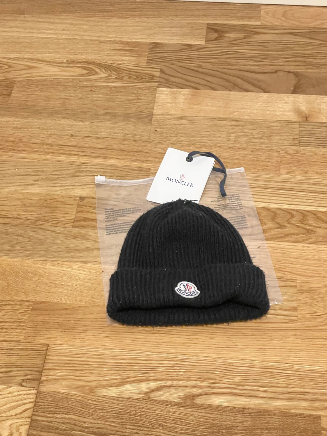 Svart Moncler mössa  - 3