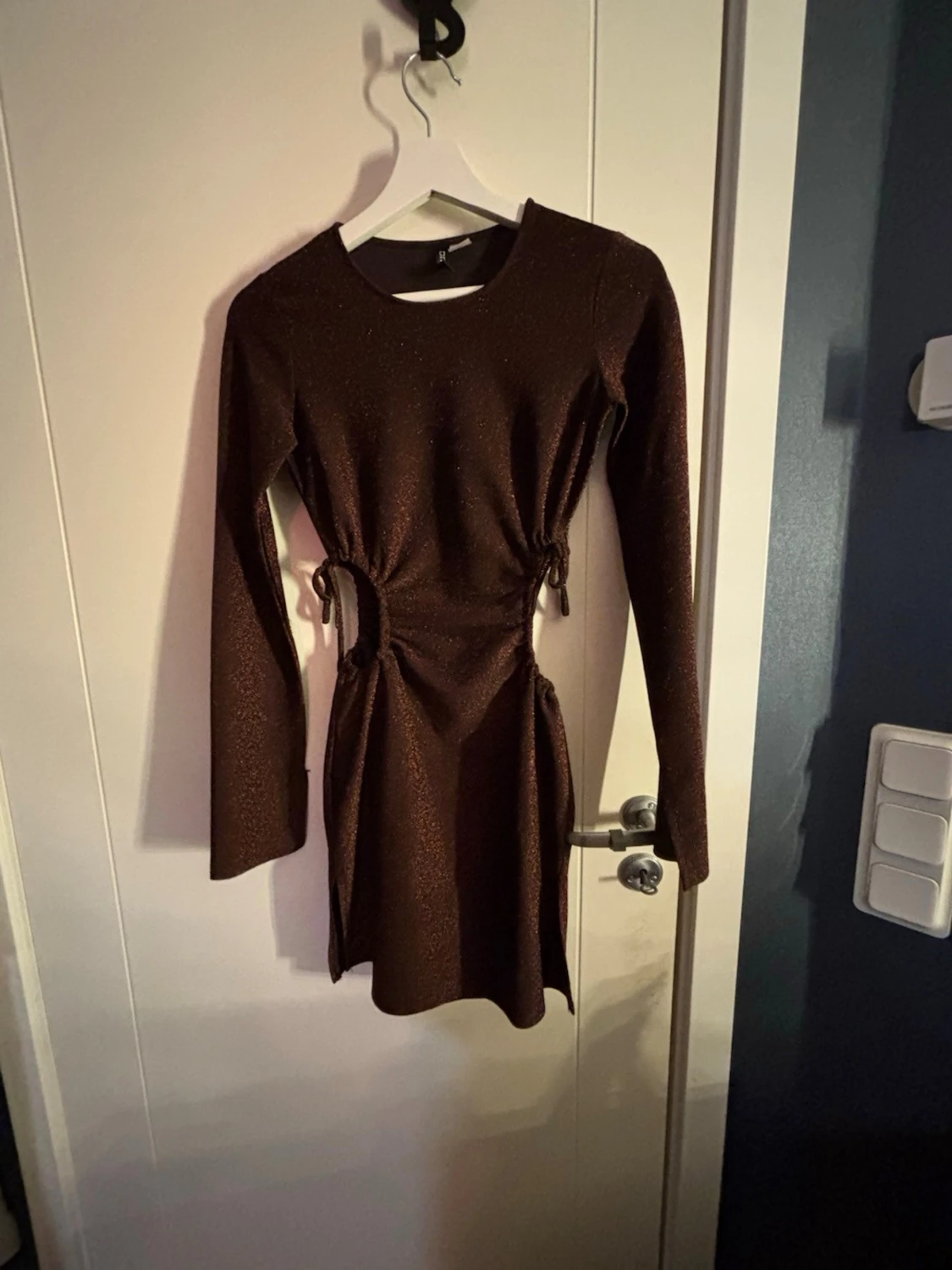 Glittrig brun klänning från H&M