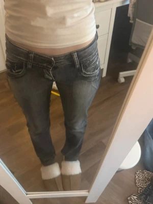 Levis 571 slim fit jeans, mörkgrå Str XS - Säljer ett par Levis 571 slim fit jeans i mörkgrå tvättad denim. Modellen är lågmidjad med skinn ben och snygga detaljer på bakfickorna. Klassisk Levis-knapp och dragkedja framtill. Super snygga💕
