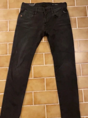Replay jeans anbass - Replay jeans i modellen anbass. Storlek W32, L34. Har inte använt de alls då de är för små så de är precis som nya.