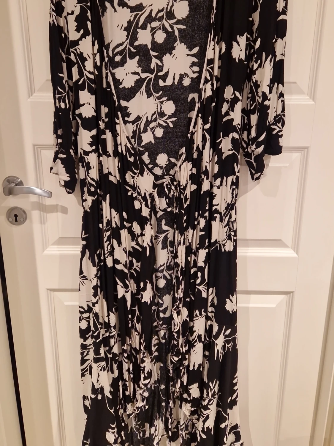 Svartvit omlottklänning Johanna Ortiz x H&M - 1