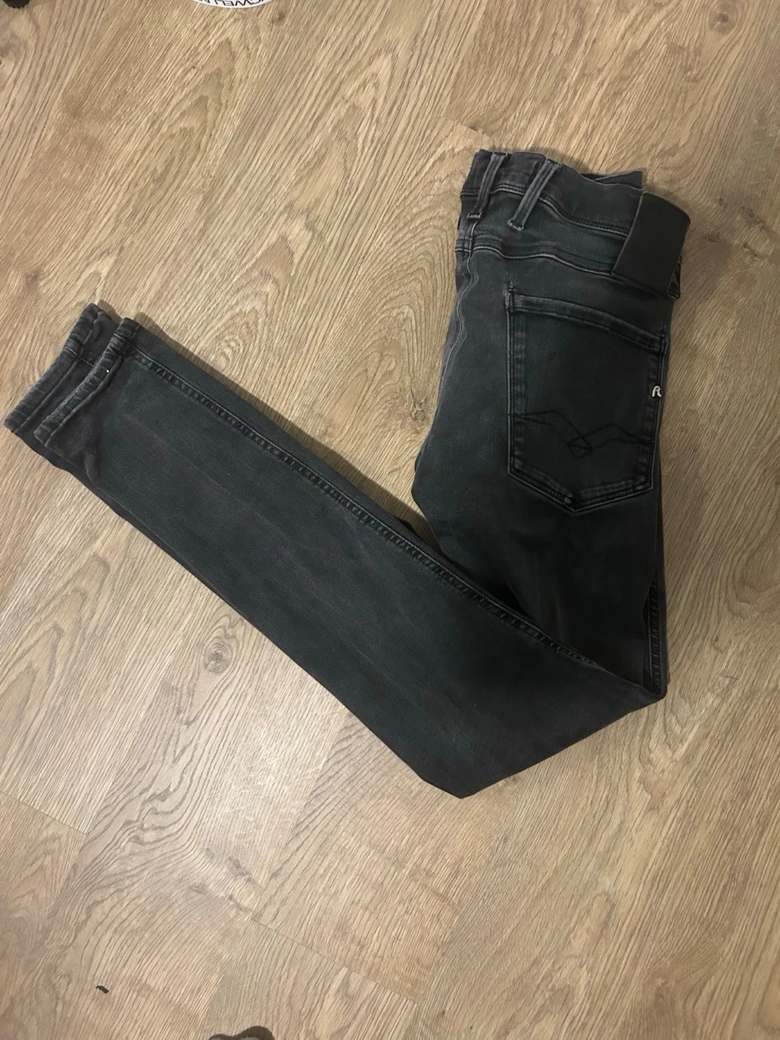 Replay Hyperflex Anbass mörkgråa jeans