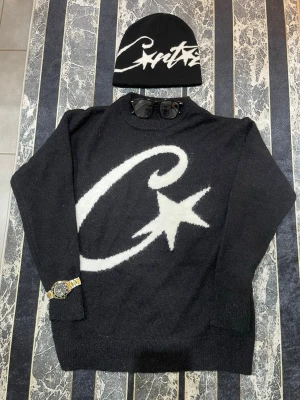 Cortiez & mössa - Svart stickad Cortiez tröja med mössa. Finns size S och finns size M. Den är helt helt ny så passa på och köp dessutom så skickar jag sekunden du köper😝💯