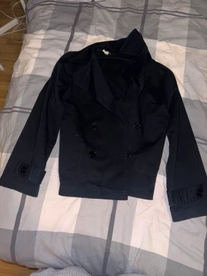 Svart skepparkavaj från designbysi - Stilren svart skepparkavaj från designbysi