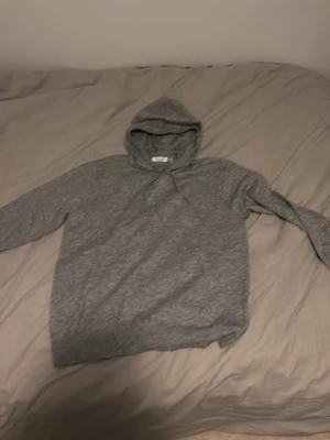 Kashmir hoodie ryvls  - Kashmir hoodie i storlek 170,176 som passar s, andvänd endast 2 ggr, köpt på kidsbrandstore för 1299, nyskick