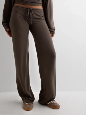 Nelly Chill pants🤎 - Säljer mina jättefina Chill pants från Nelly pga fel storlek, endast använda en gång!☺️