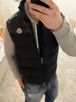  Moncler Väst - Moncler väst | Mycket bra skick | Size - M | Pris 2890 | Hör av dig vid minsta fråga eller fundering📩Obs liten defekt se sista bild!