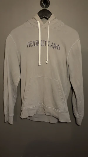 Helmut Lang hoodie  - En riktigt fet Helmut Lang hoodie, ett litet slitage på vänstra armbågen men ingen som någonsin sagt nått till mig om de så inget som märks. Skön passform å riktigt najs färg! Hör av dig vid frågor!🙏