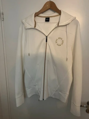 Boss dress - Helt nyy, Om man kollar noga då kan man se att den är lite använd men annars nej. Nypris runt 3,5 men säljer den för 1,9