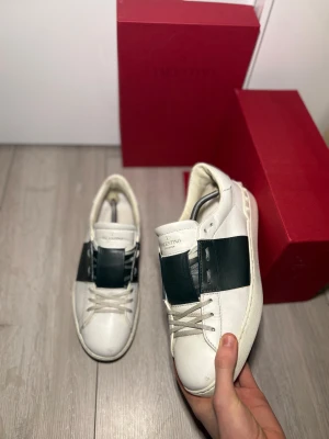 Valentino Garavani  - Säljer ett par snygga Valentino Garavani sneakers i vitt skinn. Skorna har nitar på hälen. Perfekt för dig som gillar exklusiva skor. Storlek 42,5 | Skick 8/10 🤩