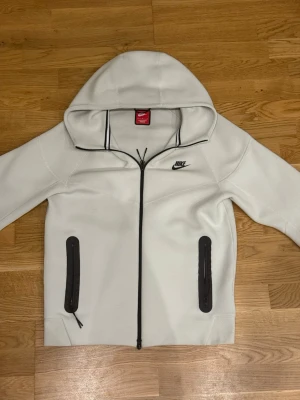 Nike tech  - Säljer denna fina nike tech eftersom att jag inte längre använder den