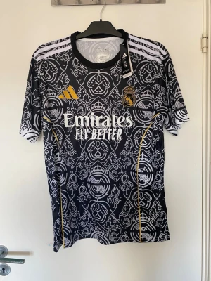 Real Madrid / brazil - Säljer dessa två tröjor Real Madrid och Brazil landslagströja. Detta är ett paket pris så priset kan inte diskuteras. Perfekt att beställa nu innan jul och ge iväg i julklapp. Vid minsta fråga hör av dig 