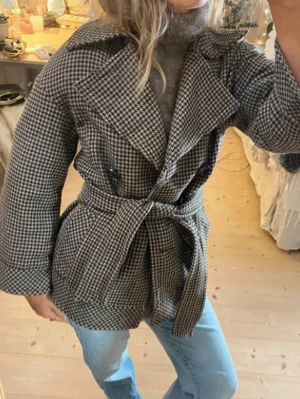 Trekvartsärmad rutig kappa - SÅÅ snygg