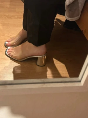 Genomskinliga klackar  - Genomskinliga klackar i super bra skick! Tyvärr för stora för mig