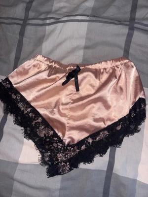 Champagnefärgade satinshorts med spets - Shorts från shein